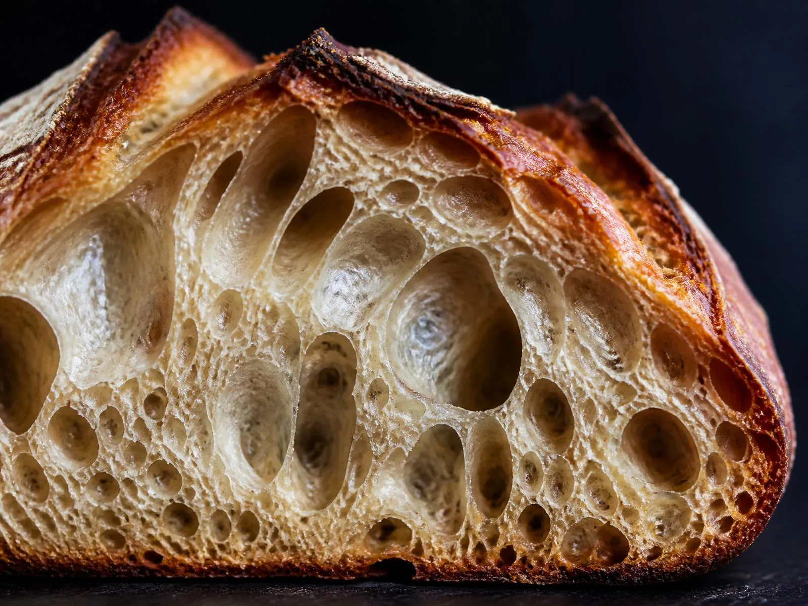 Pane al lievito madre tagliato, con alveolatura aperta e irregolare