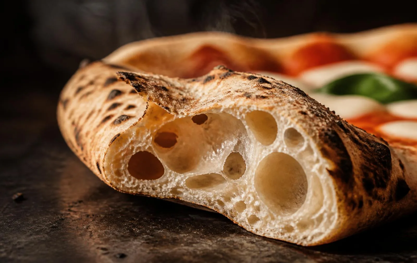 Cornicione di pizza napoletana aperto con grandi bolle d'aria